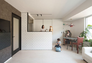 モダンに仕上げたホテルライクな家。工夫を凝らして、北向きながら明るいリビングに。