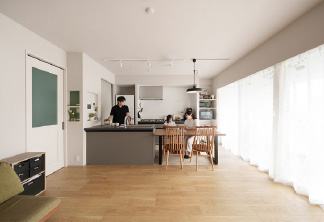 家事動線を整え、通気の流れも確保。子供の成長も見据えてスペースを取った家づくり。