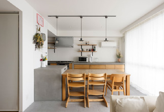 いつも本がそばにあるブックカフェのような家。お子様の成長に応じて使い方は柔軟に。