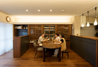 家族そろって大好きなお酒をゆっくり楽しめる、美しさを追求したホテルライクな空間。