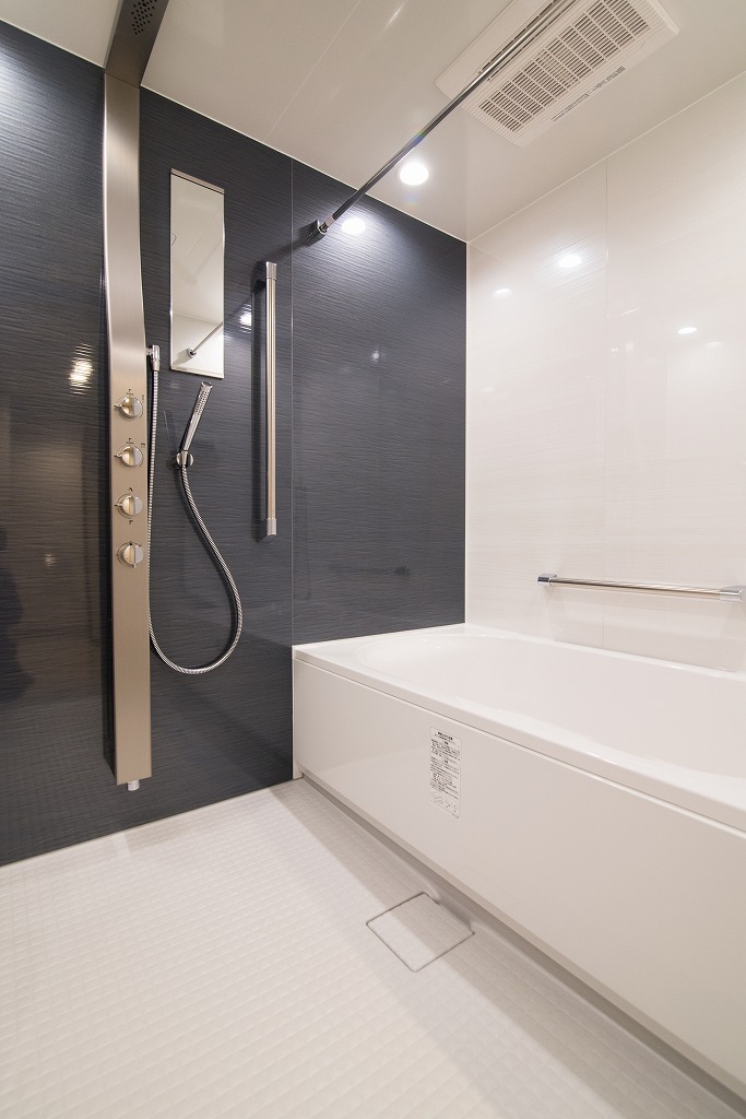 【浴室】1418サイズのゆったりとした浴室。オーバーヘッドシャワー機能のついたシステムバスルームで、バスタイムをより心地よく。